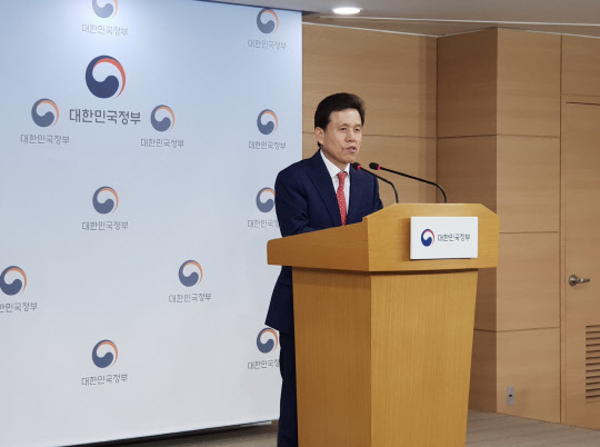 규제개혁위원회는 11일 서울 광화문 정부청사에서 진행된 제413차 회의에서 보편요금제 도입을 골자로 한 전기통신사업법 개정(안)을 원안대로 의결했다. 전성배 과학기술정보통신부 통신정책국장이 보편요금제의 규개위 통과를 발표하고 있다.